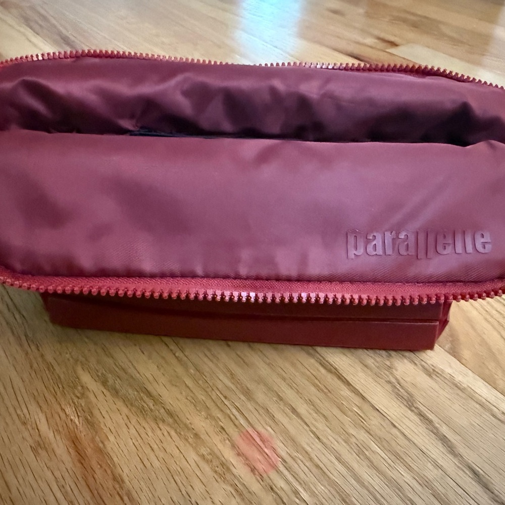 Parallelle dark red small makeup case - image 4